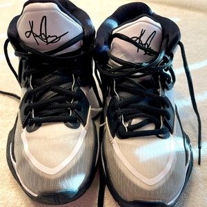 Nike Basketball Shoes. Size 6 Boys.